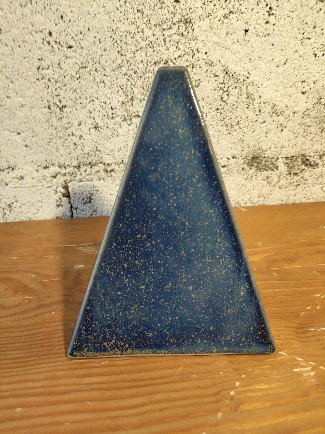 Soliflore pyramide en céramique émaillée bleu profond – pièce signée