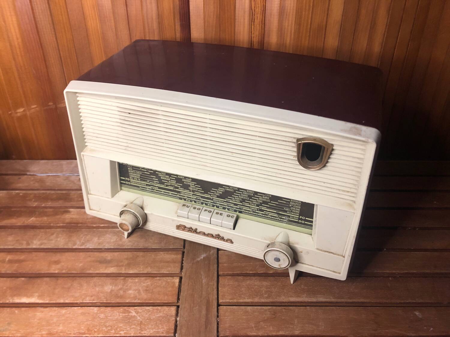 Old radio atlantic bakelite white & bordeaux red vintage #a533