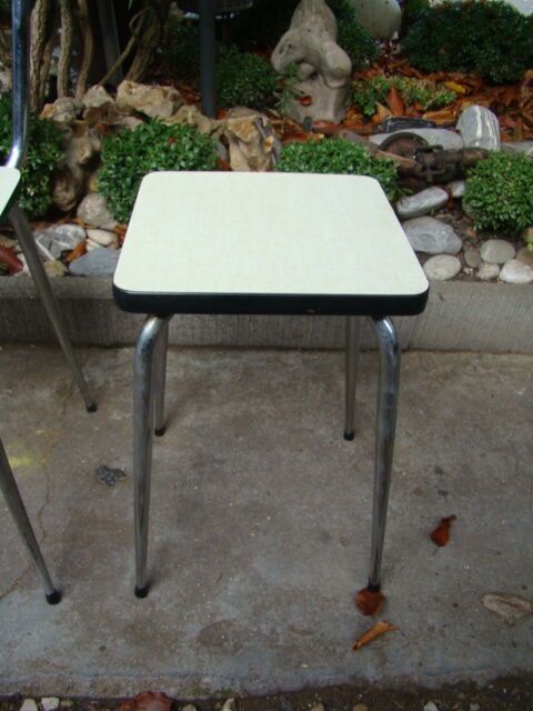 Lot of two chairs and two stools in formica