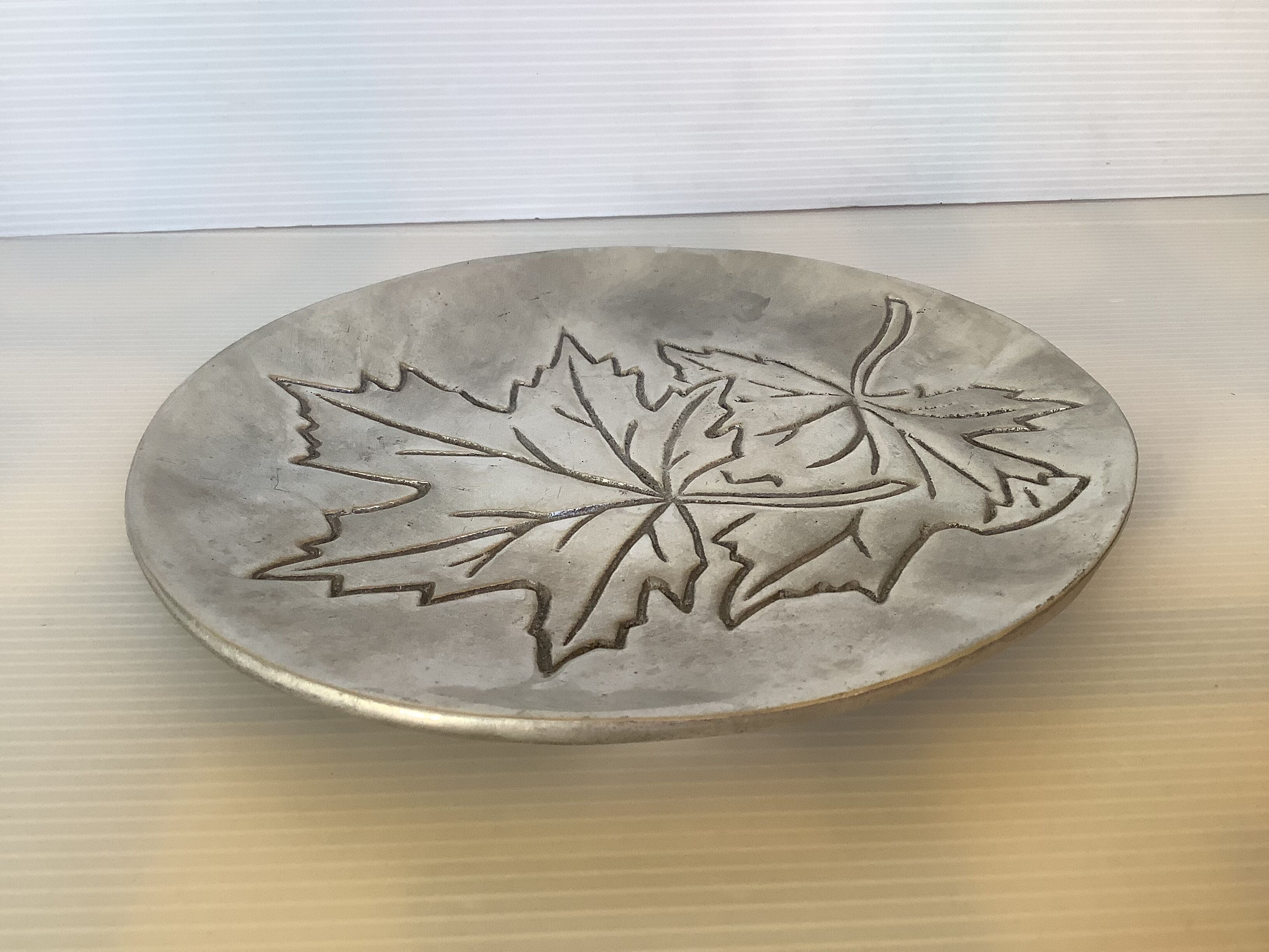 Silver tray with maple leaves in stainless steel.