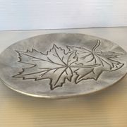 Silver tray with maple leaves in stainless steel.