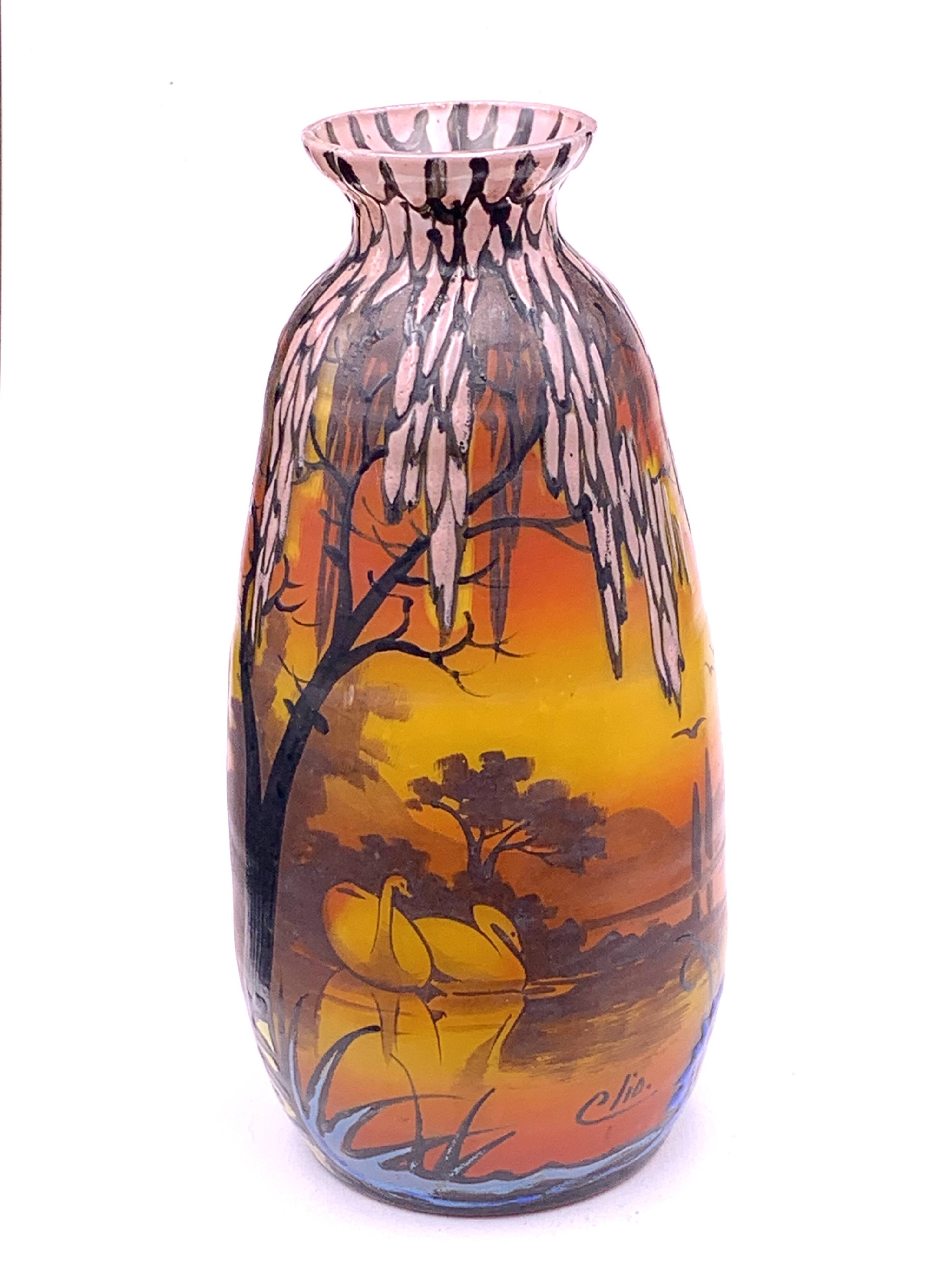 Vase Art Déco en verre peint et émaillé, signé Clio, circa 1920