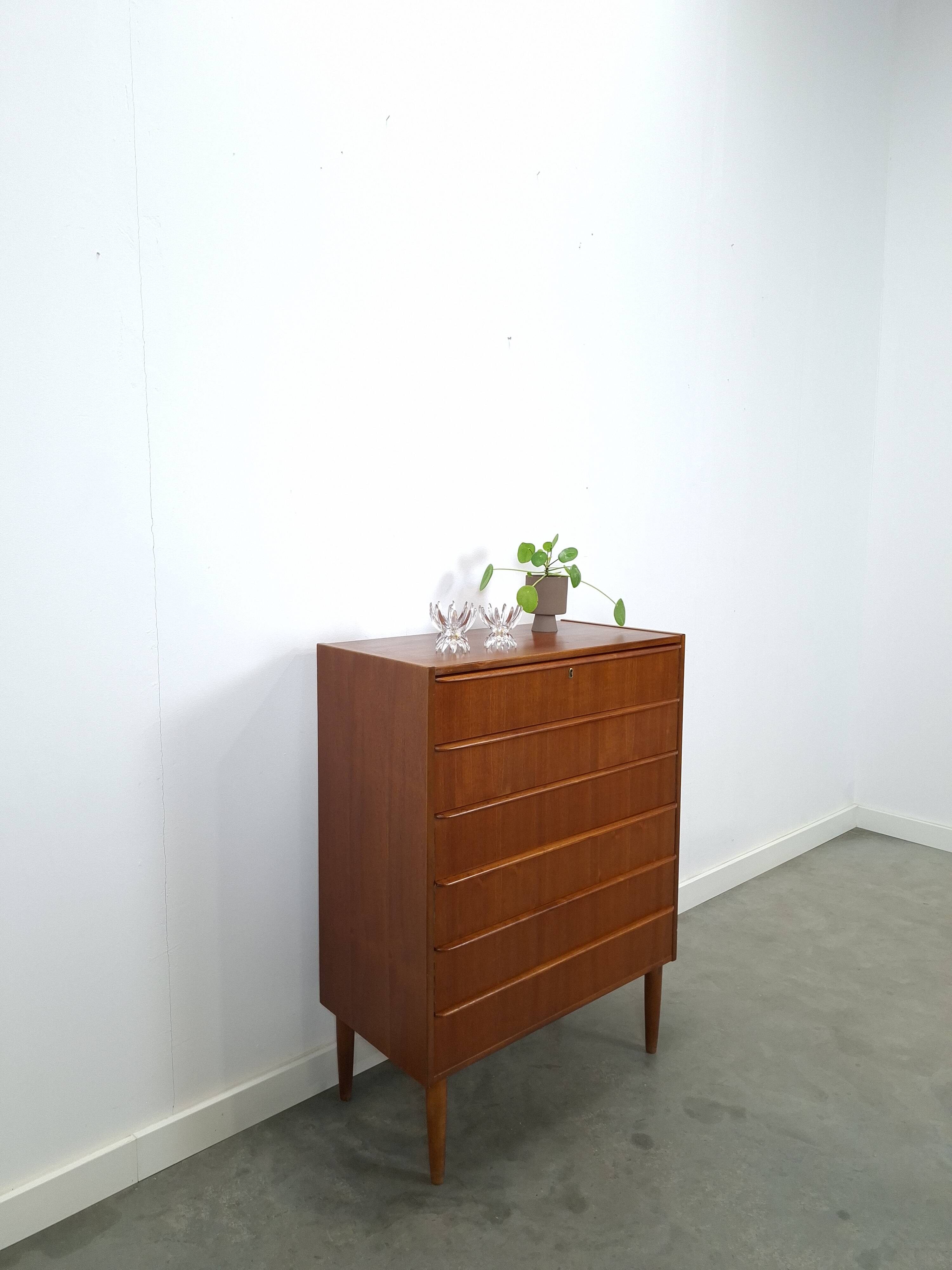 Commode en teck en provenance du Danemark avec 6 tiroirs.