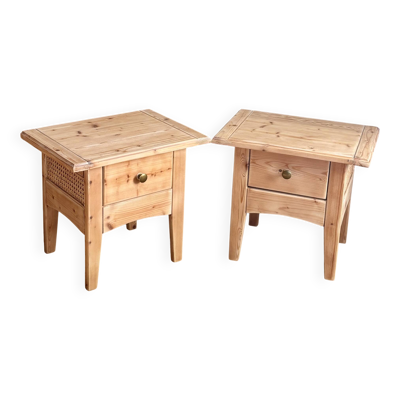 Paire de chevets / tables de nuit rénovées en bois massif et cannage