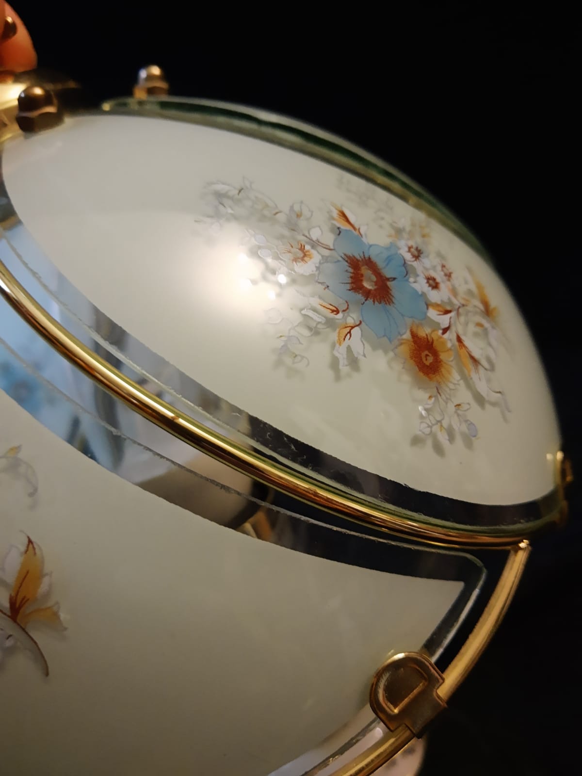 Tiffany style table lamp vintage floral motifs