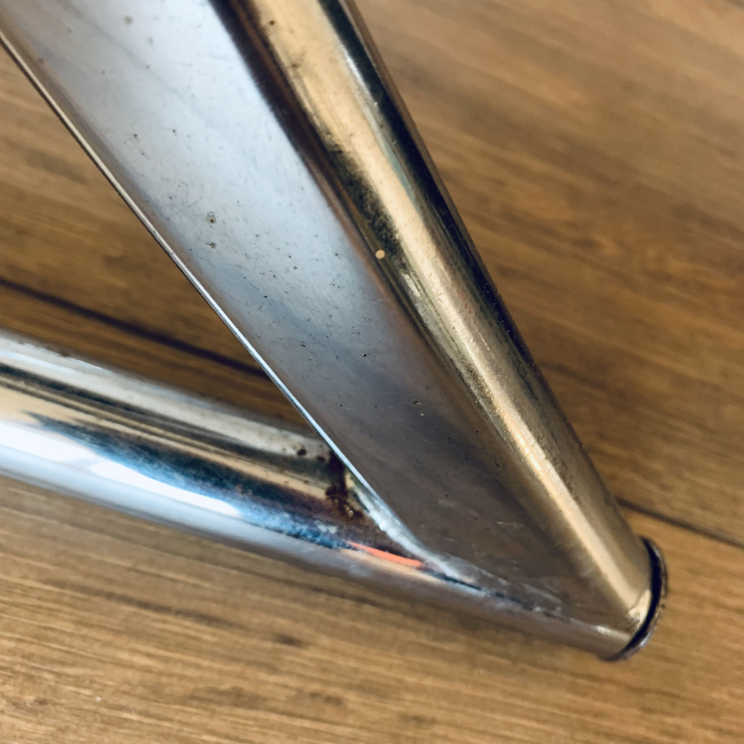 2 chaises en porte à faux