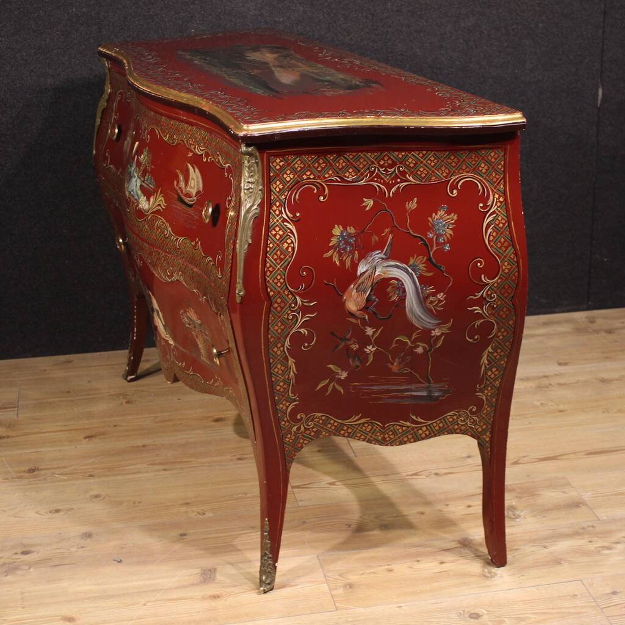 Commode chinoise laquée, peinte et dorée