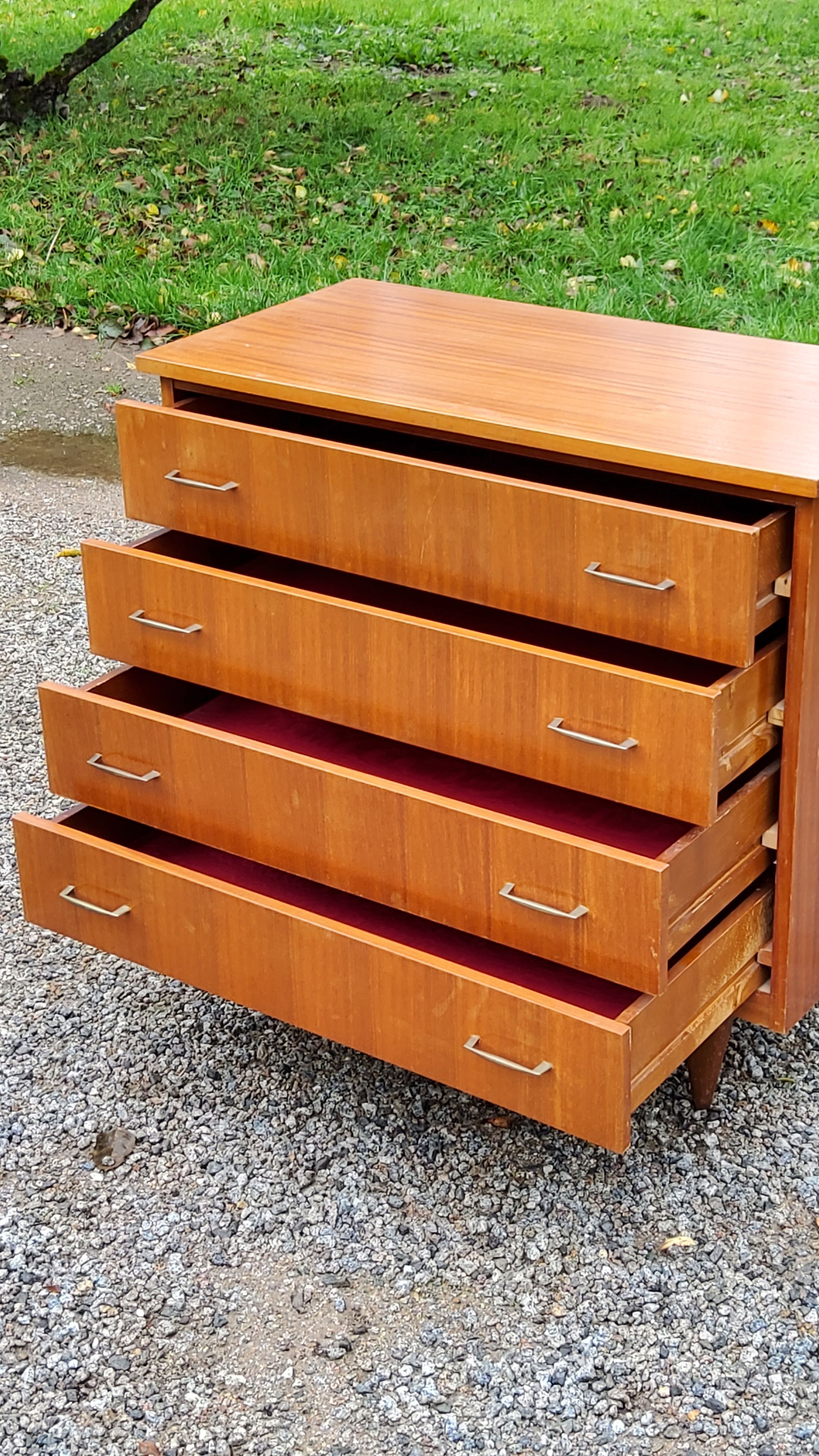 Chest of drawers from the 50s-60s in golden mahogany 4 drawers feet bobbin