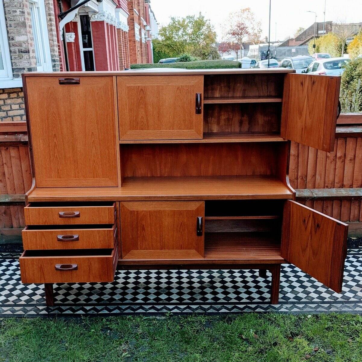 Mid-Century enfilade in brown teak veneer by E. Gomme for G-Plan, 1962, 160×45×145 cm