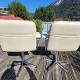 Paire de fauteuils pivotants simili crème