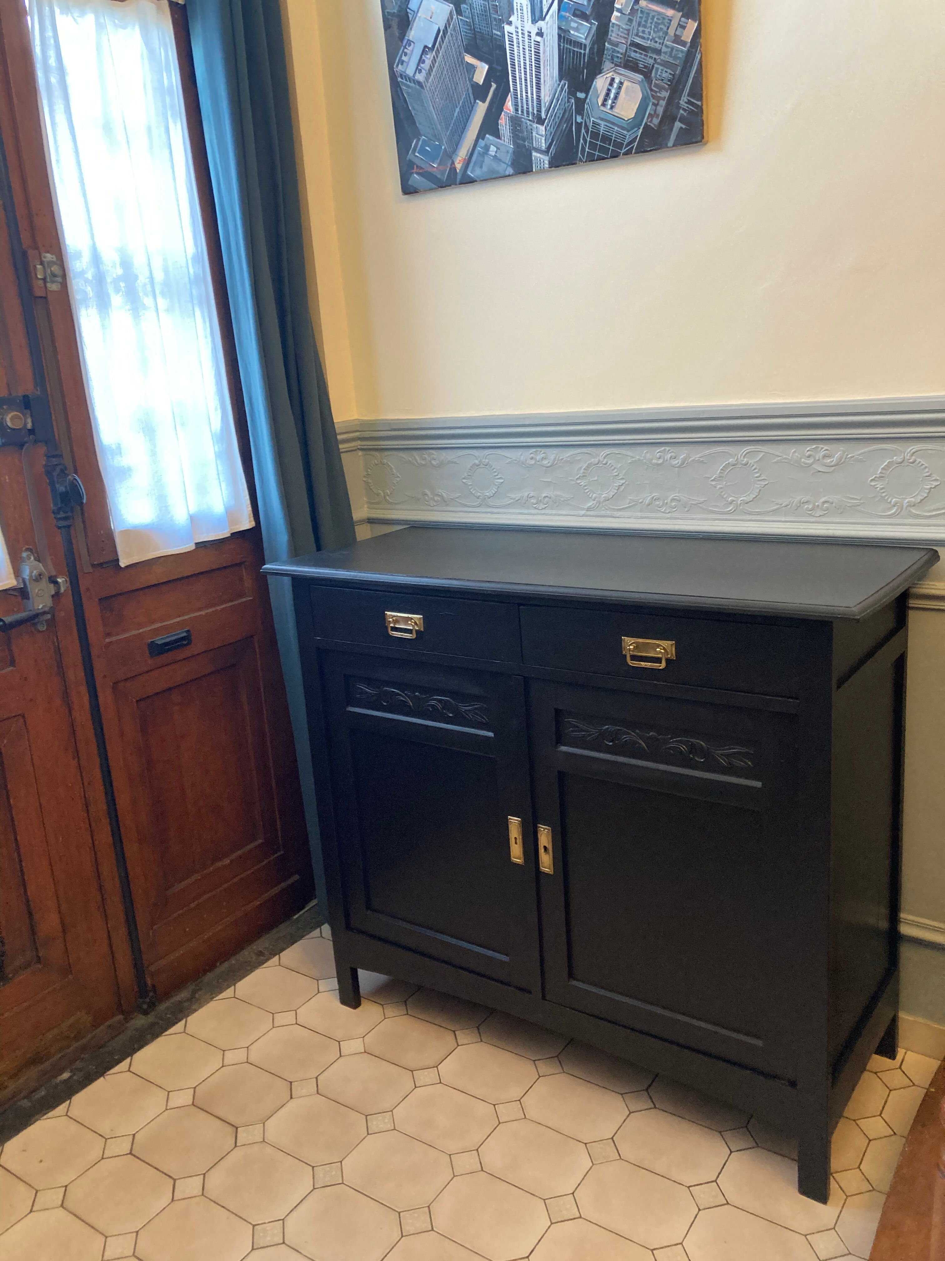 Art-deco period oak commodus