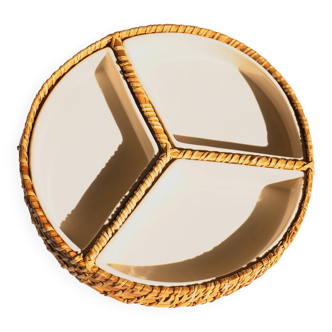 Compartment dish for appetizers, made of porcelain with a wicker support.