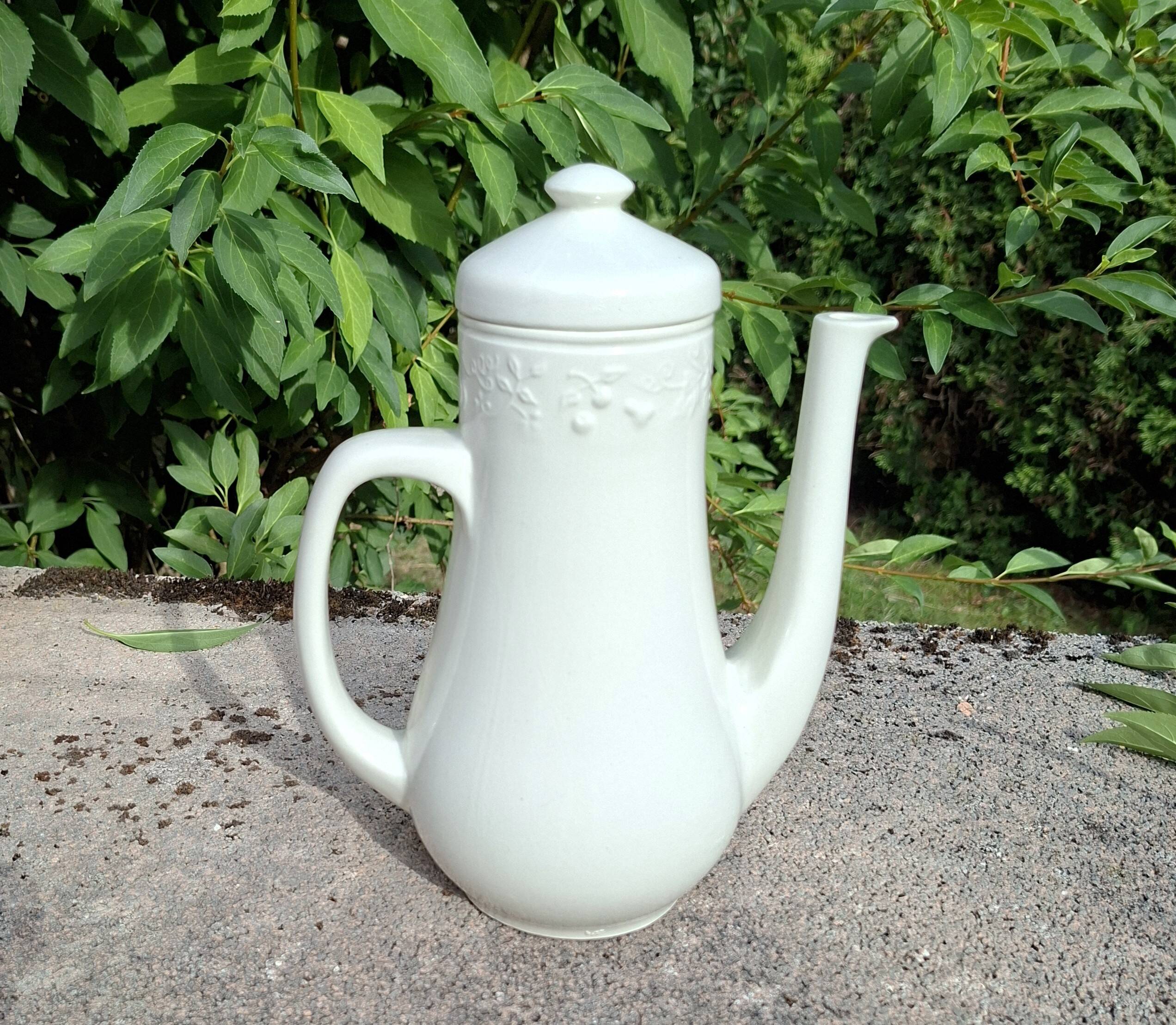 White ceramic coffee pot from Sarreguemines.