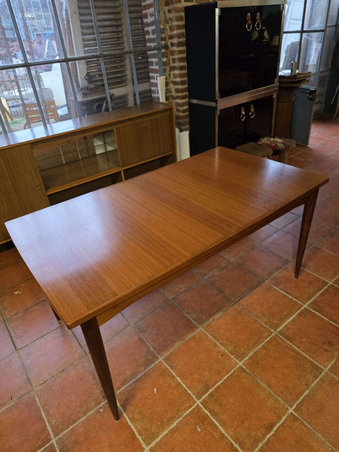 Table scandinave galbée extensible papillon en teck années 60