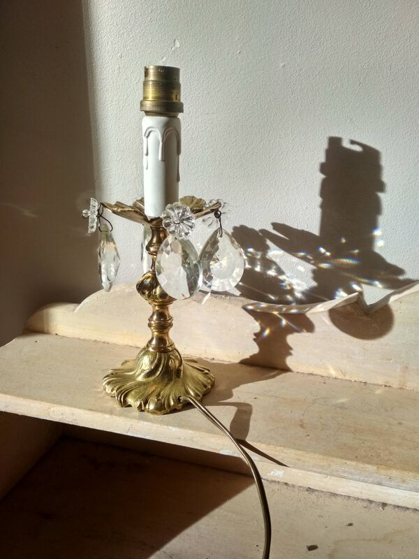 Lampe rococo , pied en bronze ciselé, fausse bougie et  pampilles pendeloques en cristal