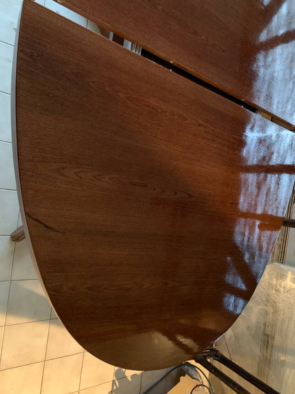 Baumann oval table with extensions