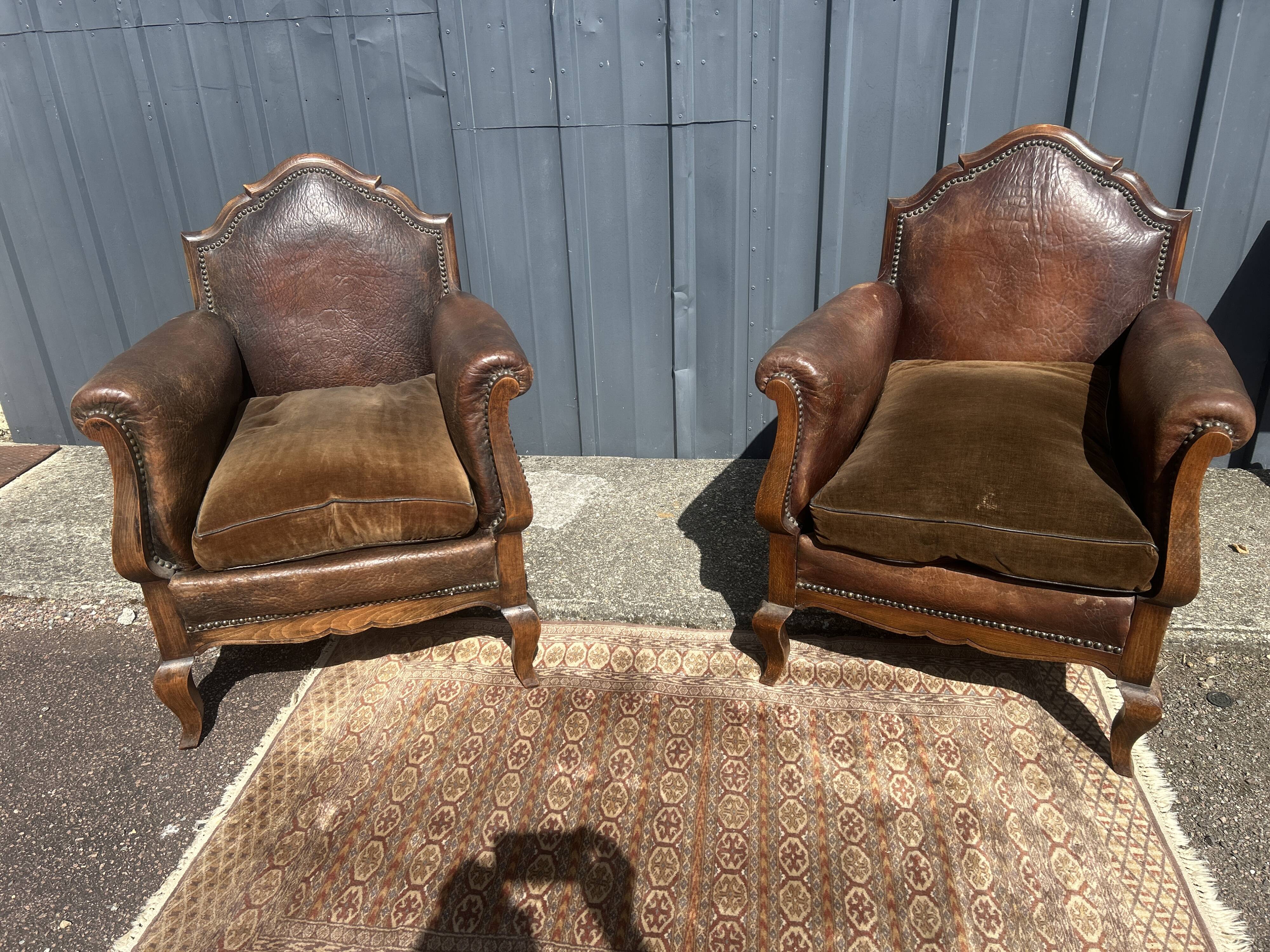 Pair of club armchairs in wood and leather, early 20th century.