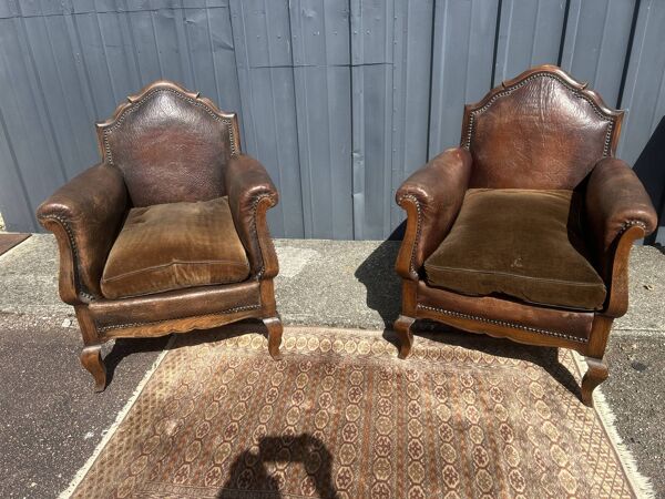 Paire de fauteuils club en bois et cuir, début XX Siècle