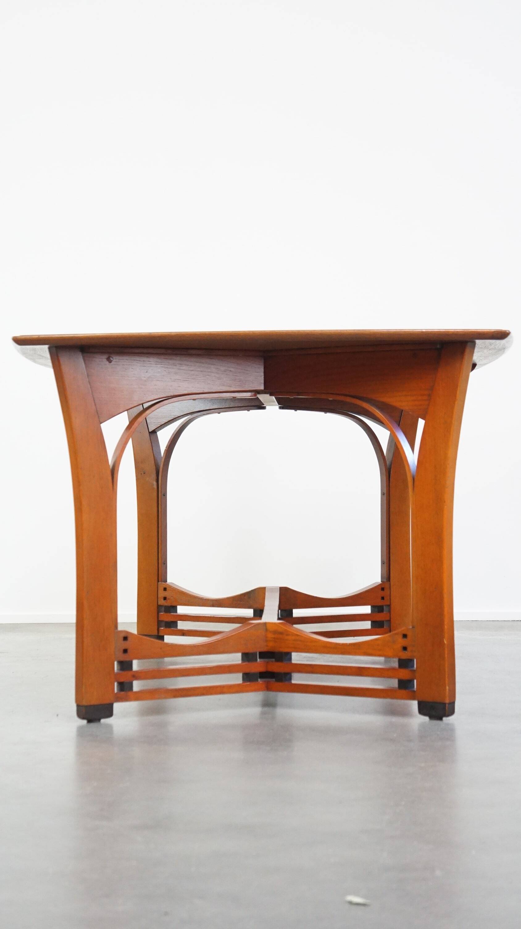 4 to 6-person Art Nouveau design dining table by Schuitema