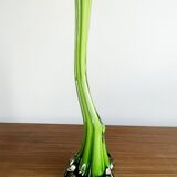 Vase cannelé en verre vert italien en forme de tige courbée, avec pied d'éléphant