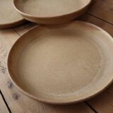 6 assiettes plates à rebords en grès
