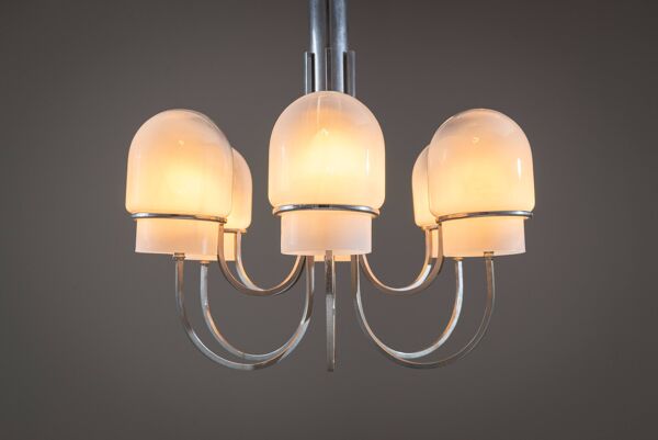 Chandelier Angelo Gaetano Sciolari avec six abat-jours en verre brumeux.
