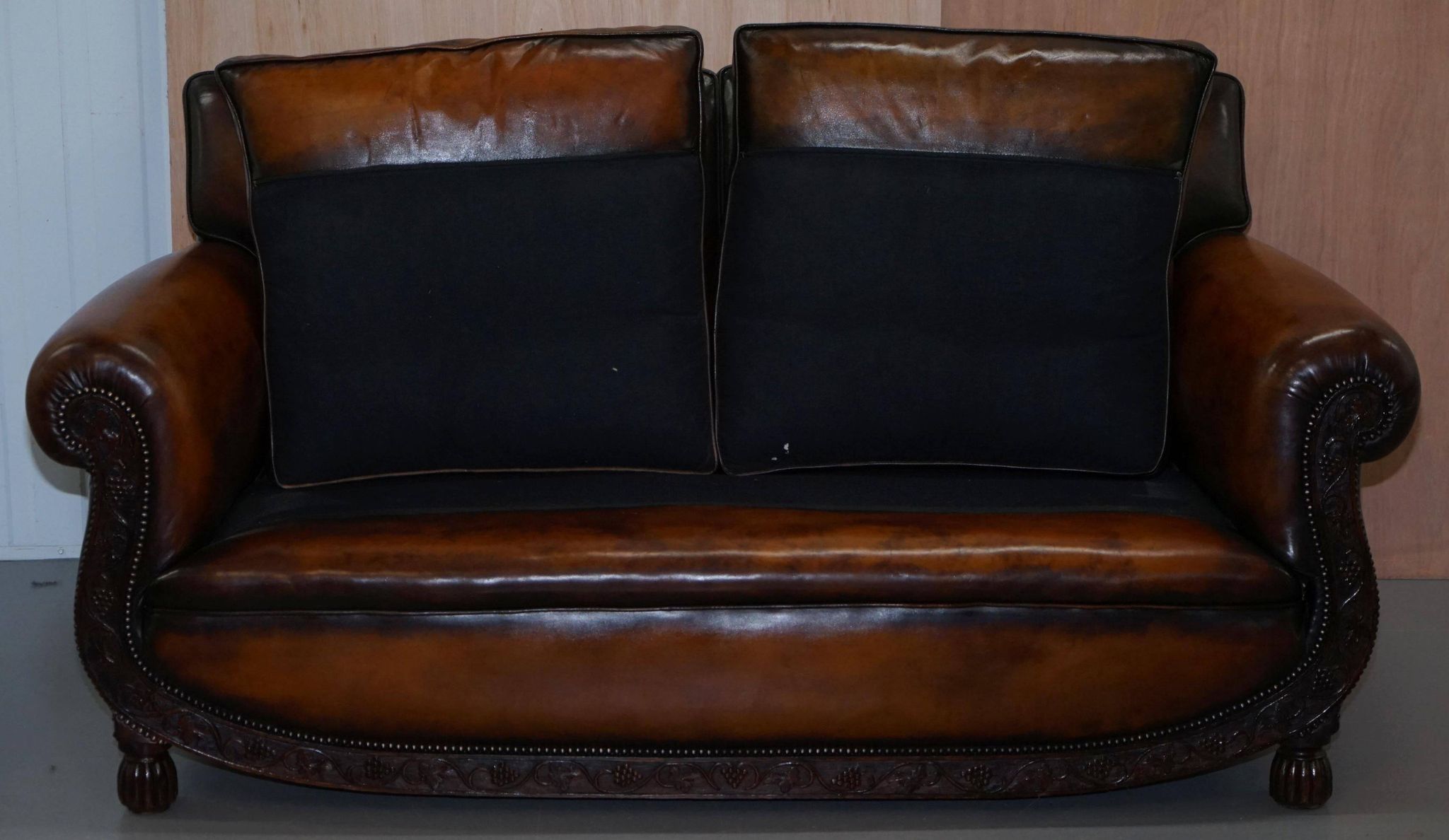 Two-seater canapé in aged leather, Victorian style.