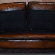 Two-seater canapé in aged leather, Victorian style.