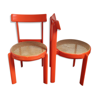 Paire de chaises laquées oranges et cannage vintage
