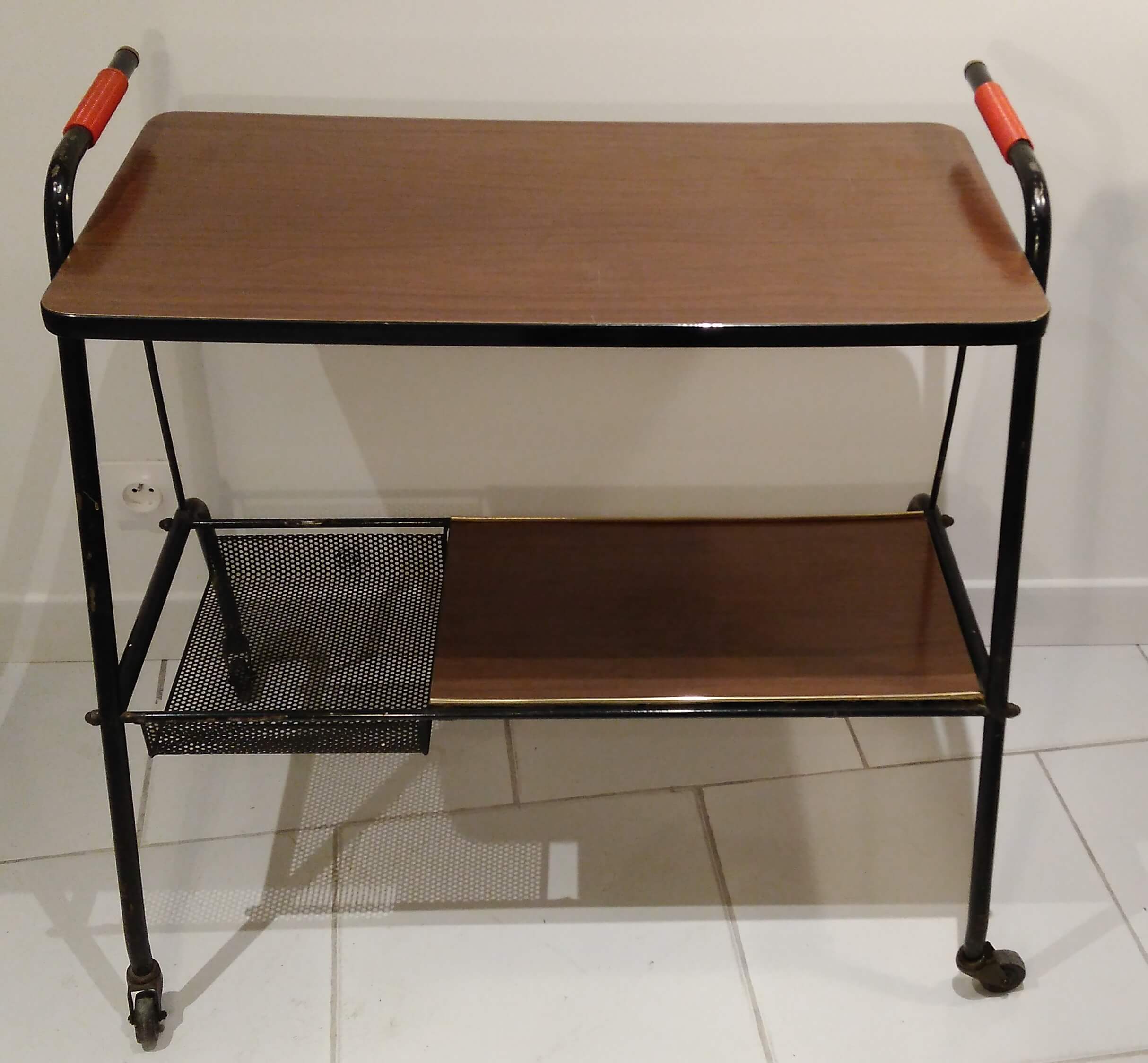Red scoubidou handles wheeled serving table