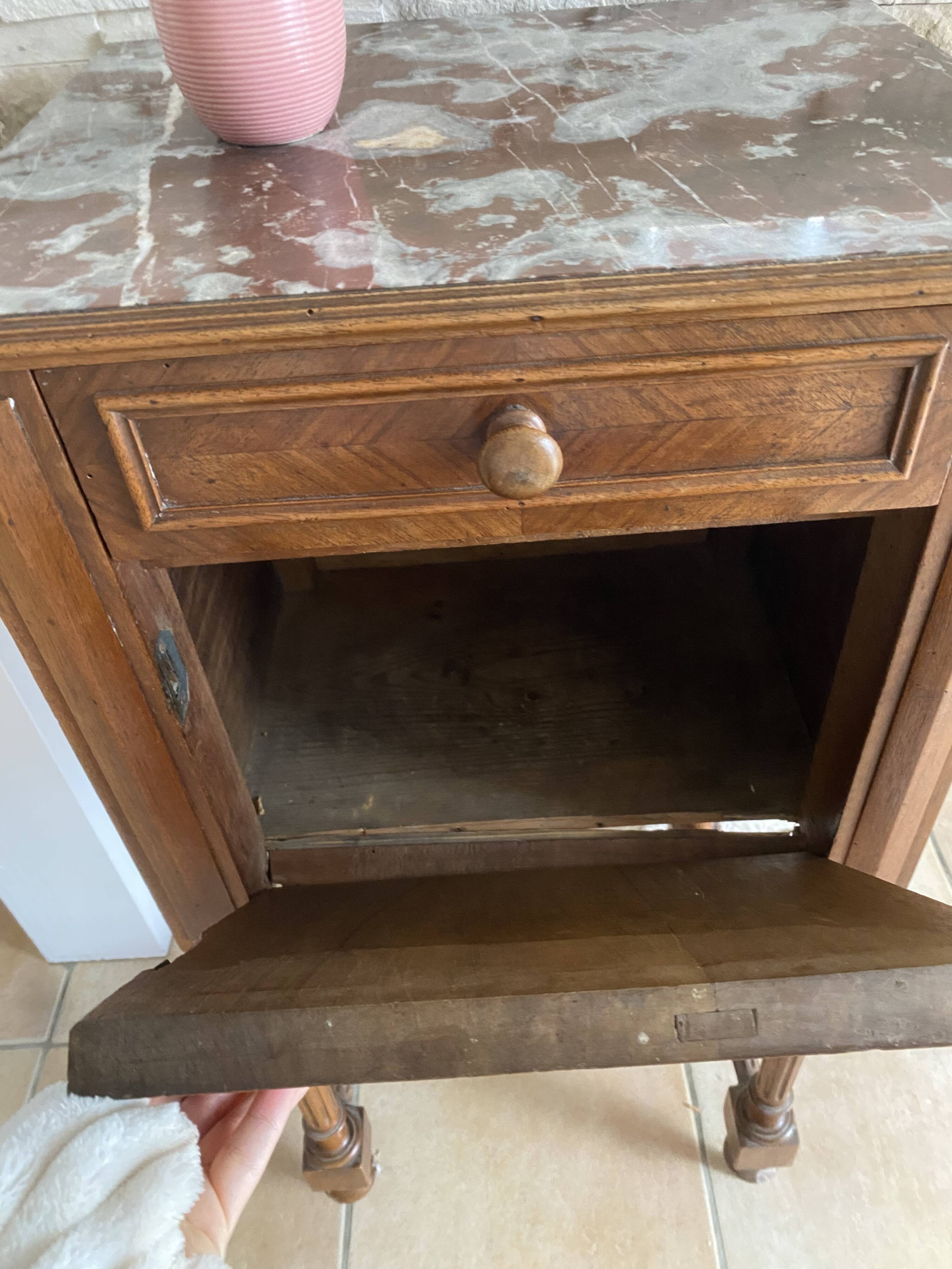 Table de nuit dessus marbre