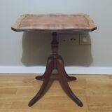 Table or pedestal table with foldable top