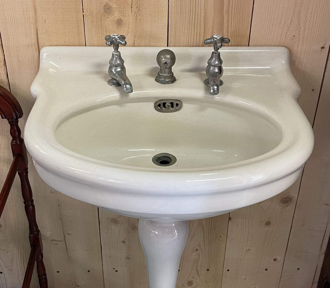 1930s standing washbasin