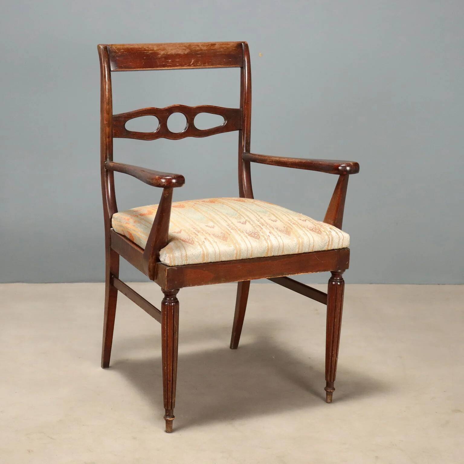 Fauteuil ancien en hêtre teinté acajou, Italie, XXe siècle