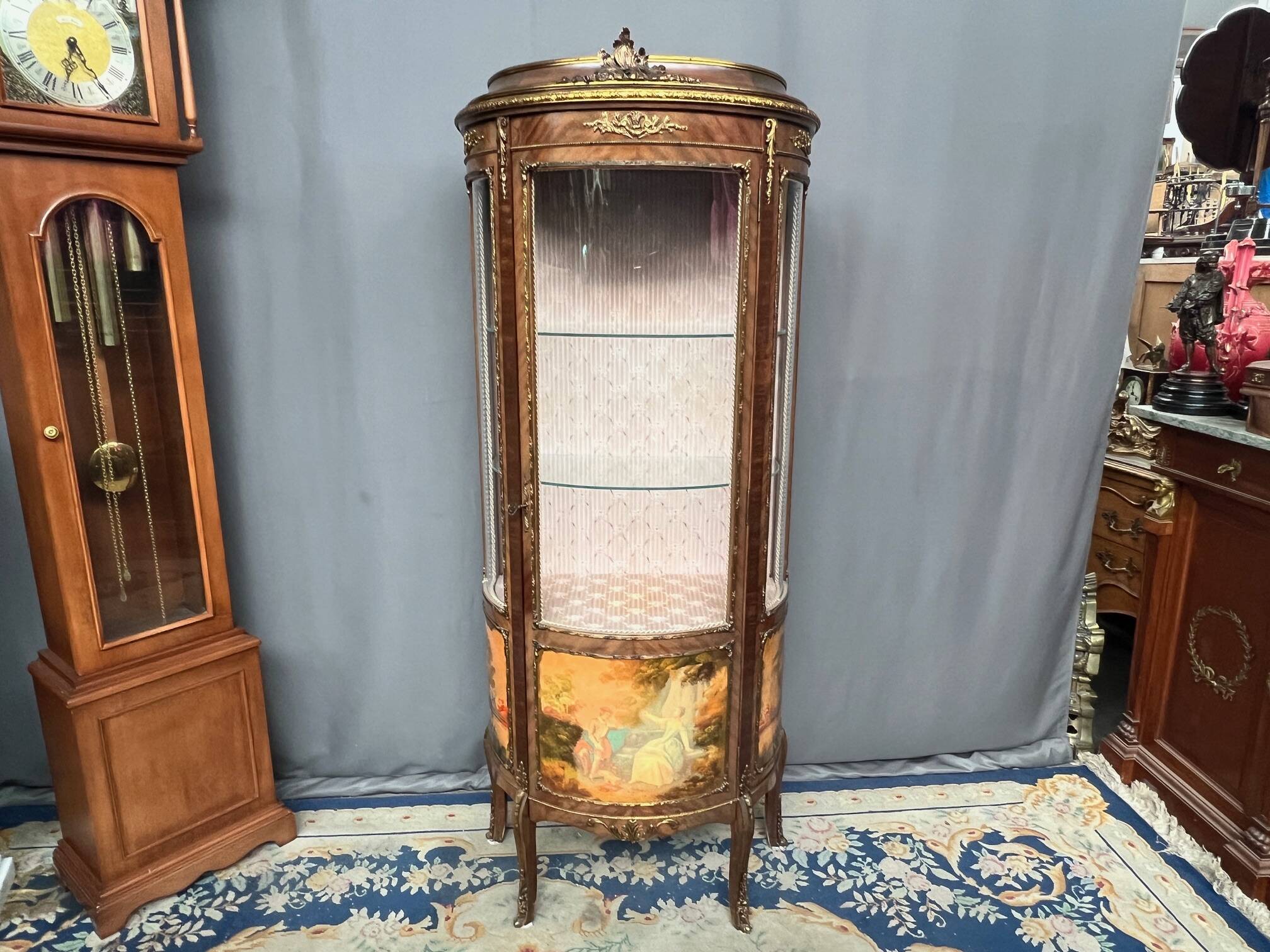 Vitrine de style Martin. Peinte à la main, placage en palissandre, décoration en bronze.