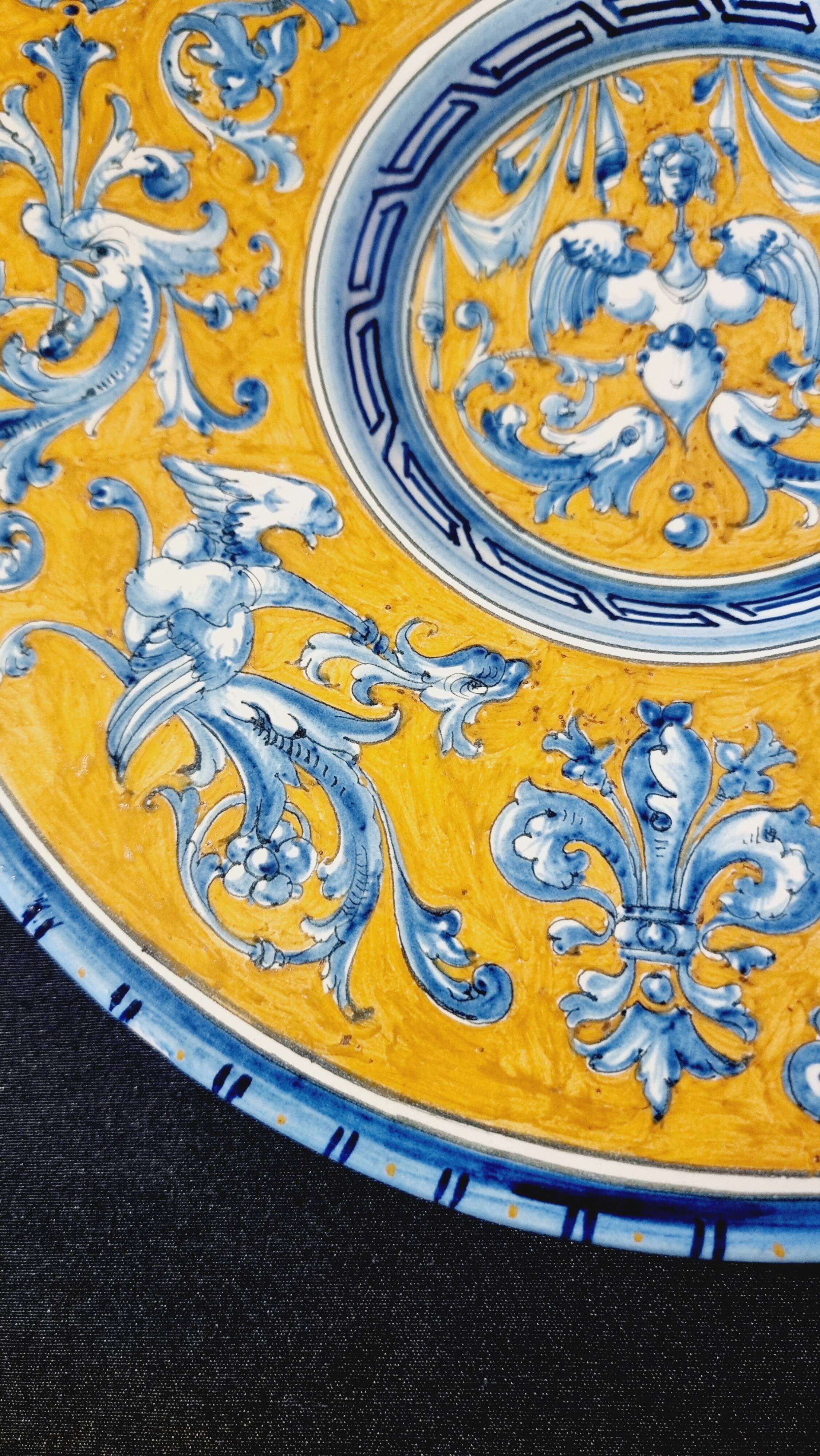 Large grotesque plate (Urbino/Castelli style), made in Italy, pei