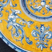Large grotesque plate (Urbino/Castelli style), made in Italy, pei