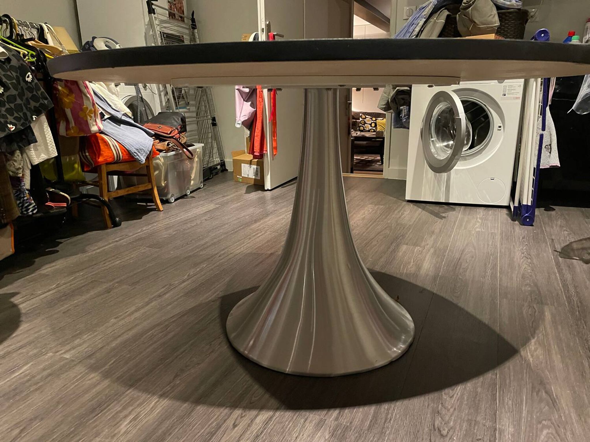 Table plateau noir ronde pied métal KARE design