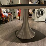 Table plateau noir ronde pied métal KARE design
