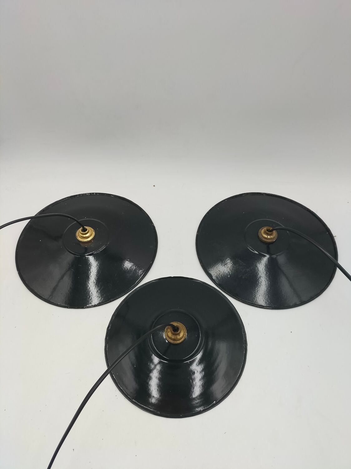 Enamelled sheet metal suspensions