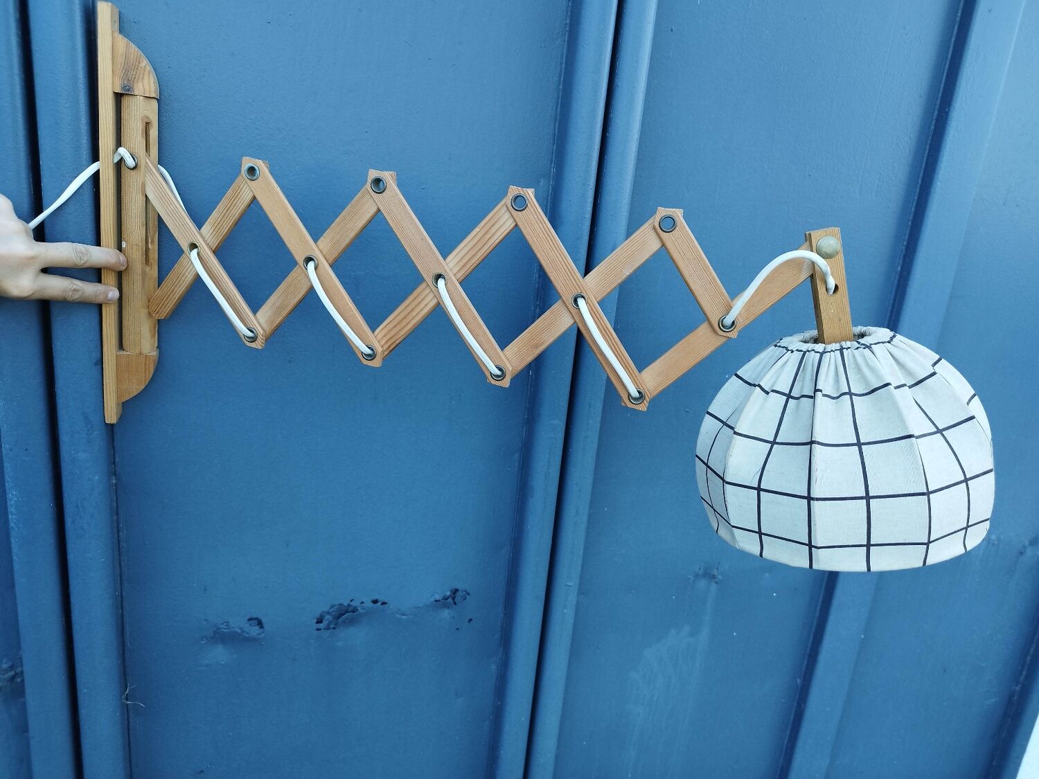 Articulated arm scissor wall light