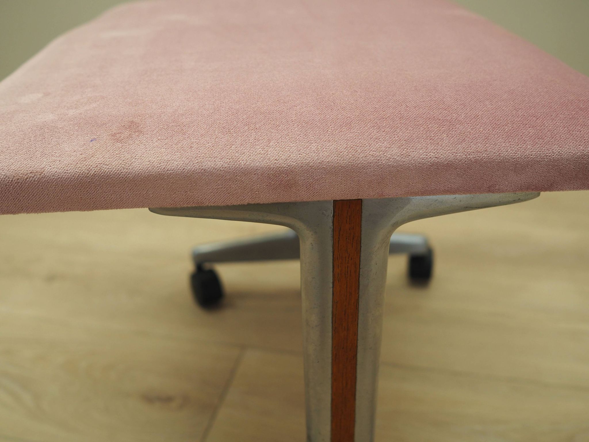 Repose-pieds danois rose, années 1960
