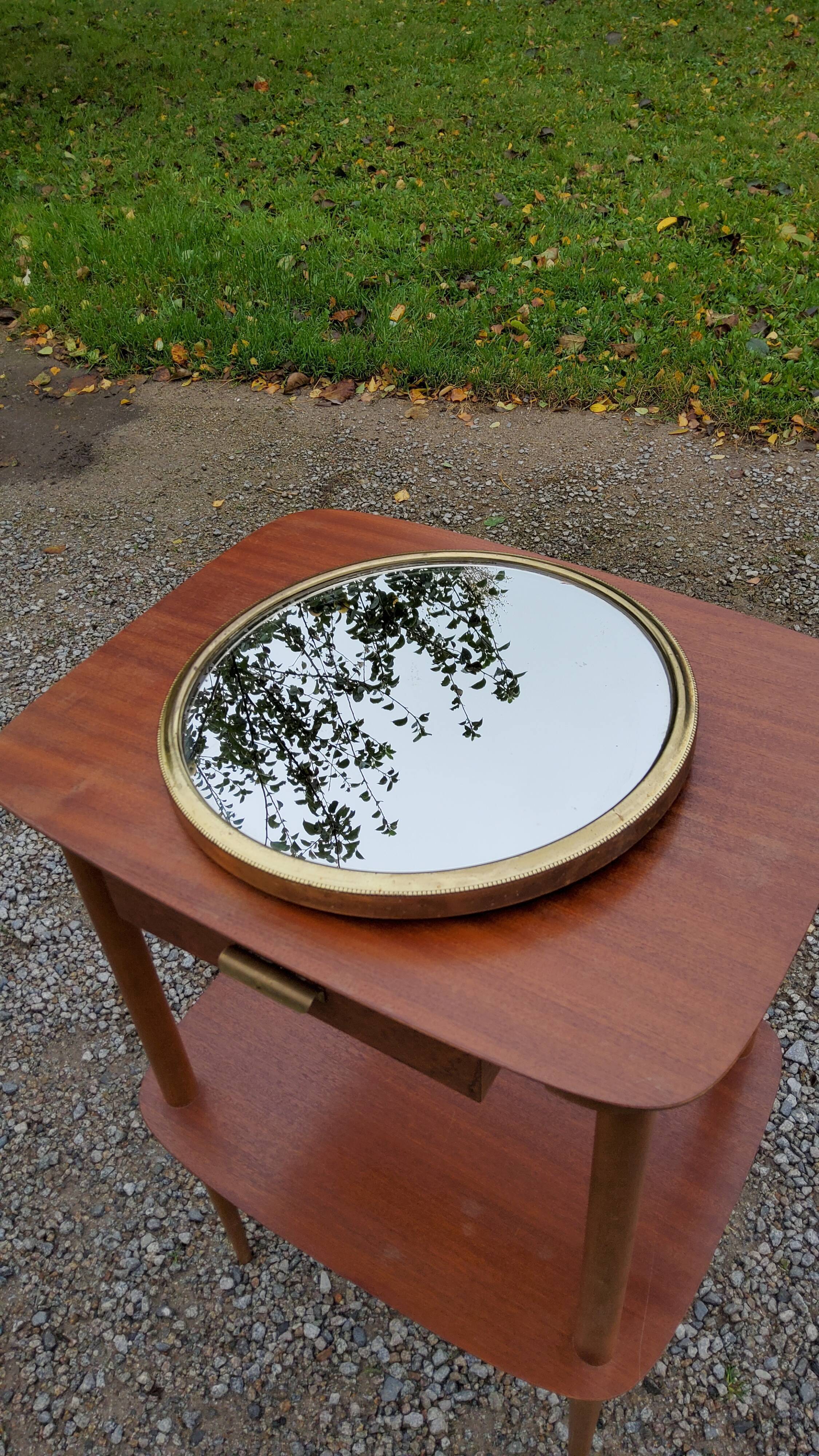 Round mirror of the 50s in gold metal 33cm in diameter