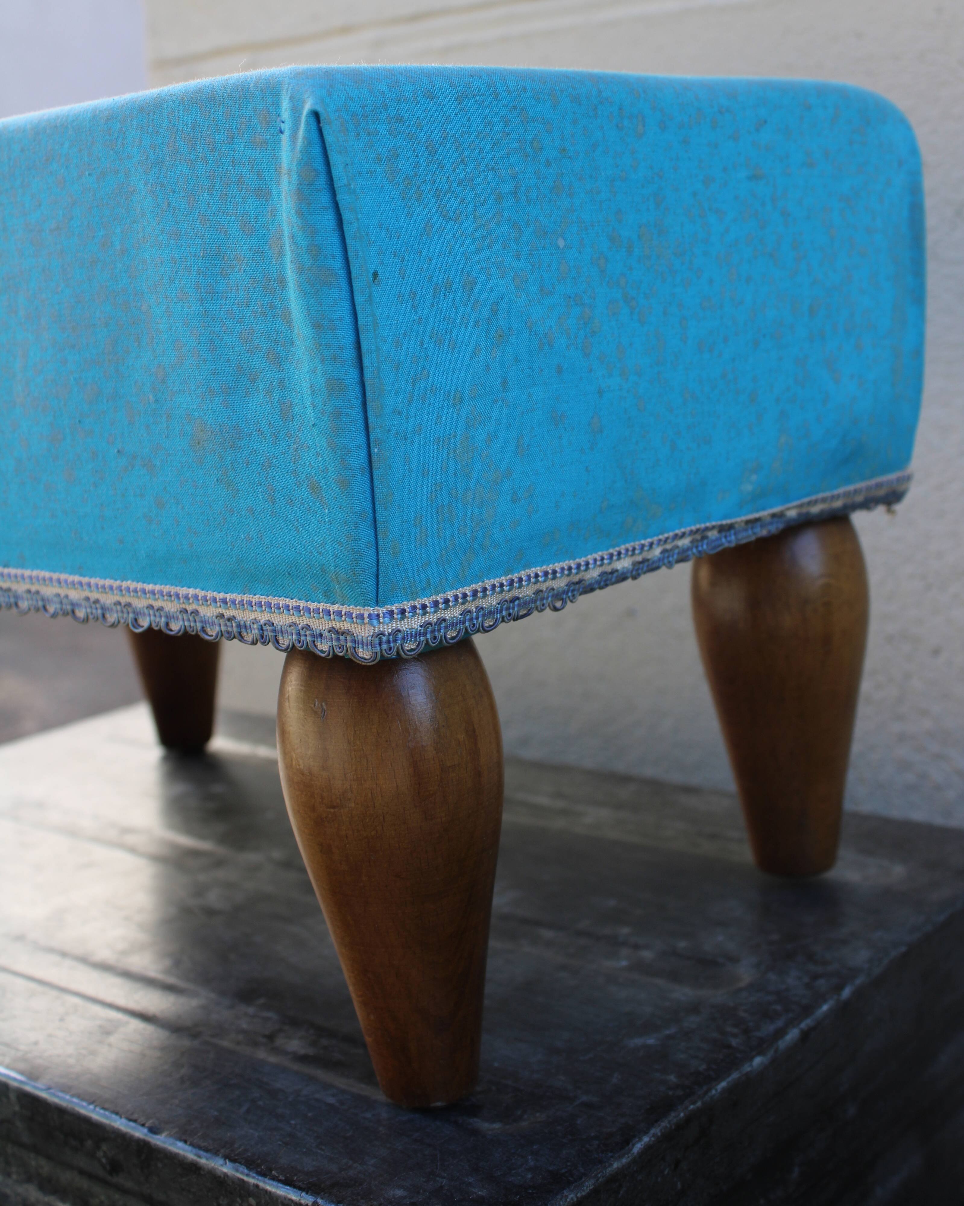 Repose-pieds bois et tissu bleu