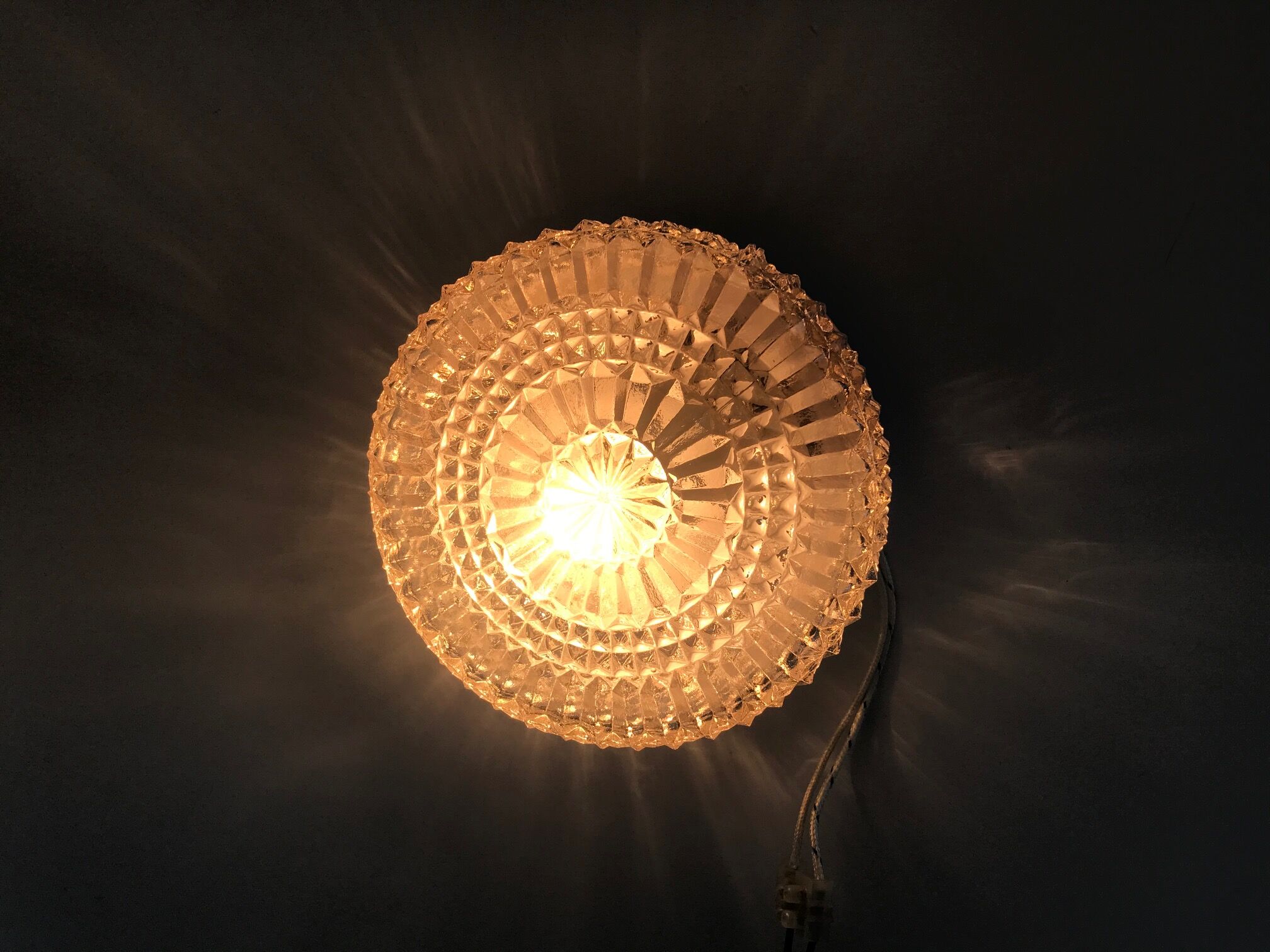Round ceiling light in chiseled glass