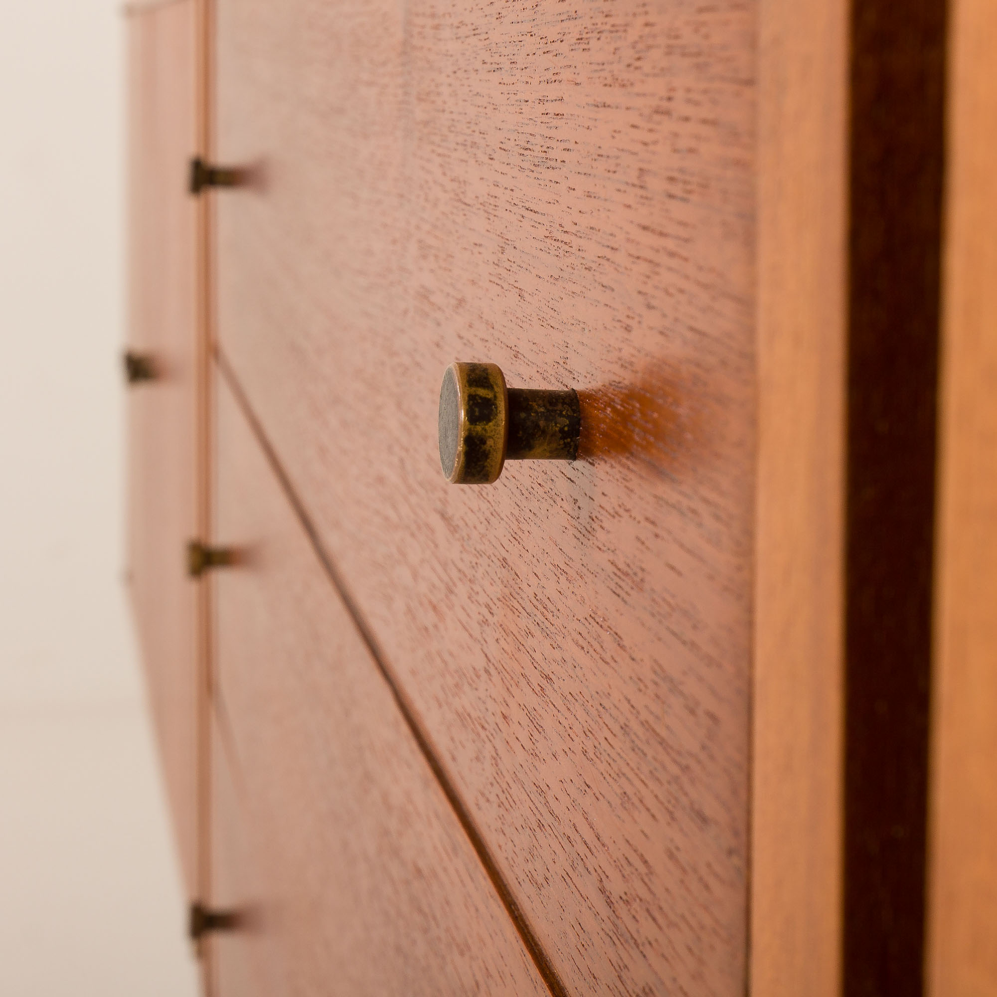 Un meuble mural autoportant italien en teck, des années 1950.