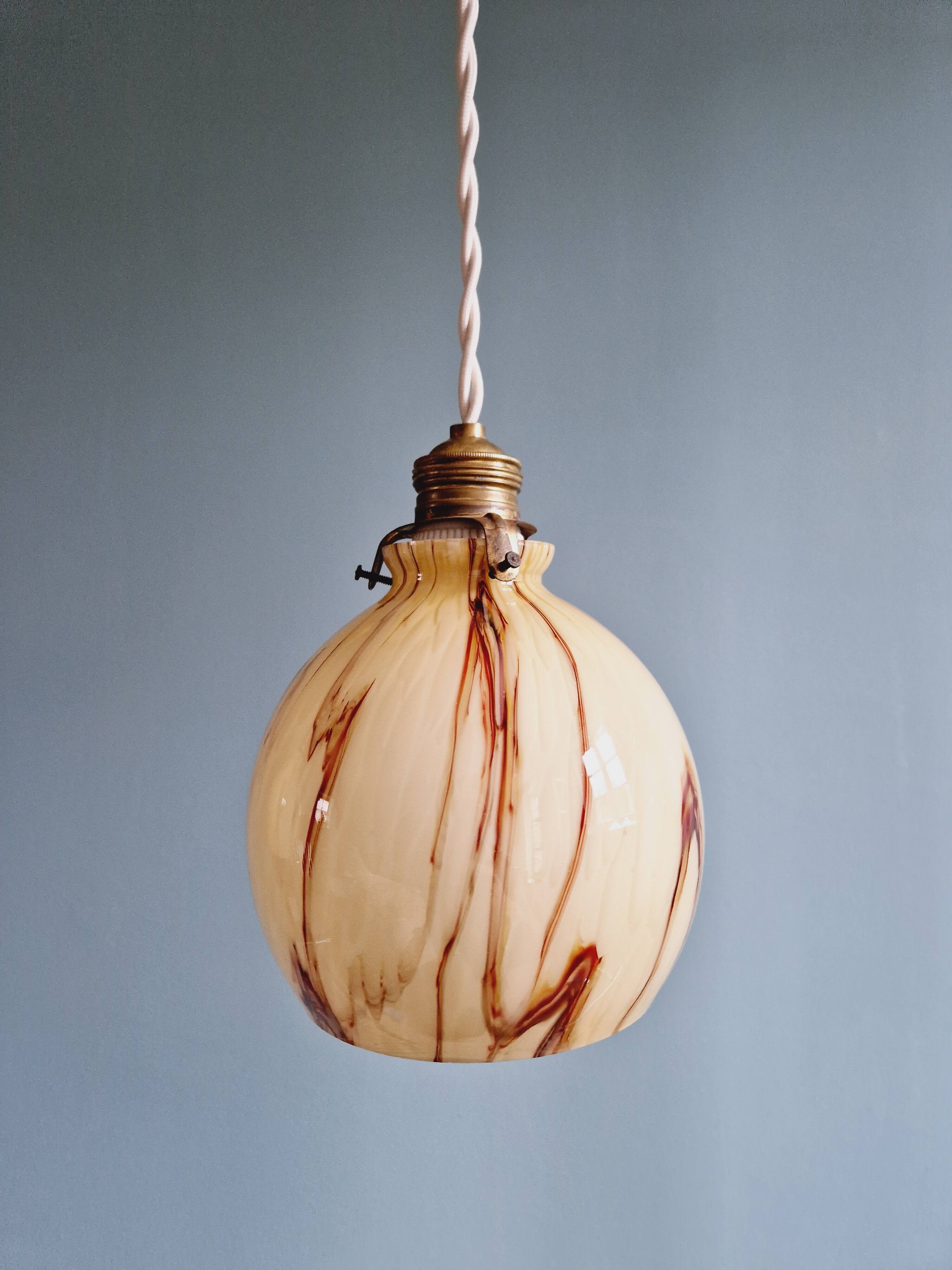Duo de suspensions Art Déco en opaline marbrée, années 1920-30