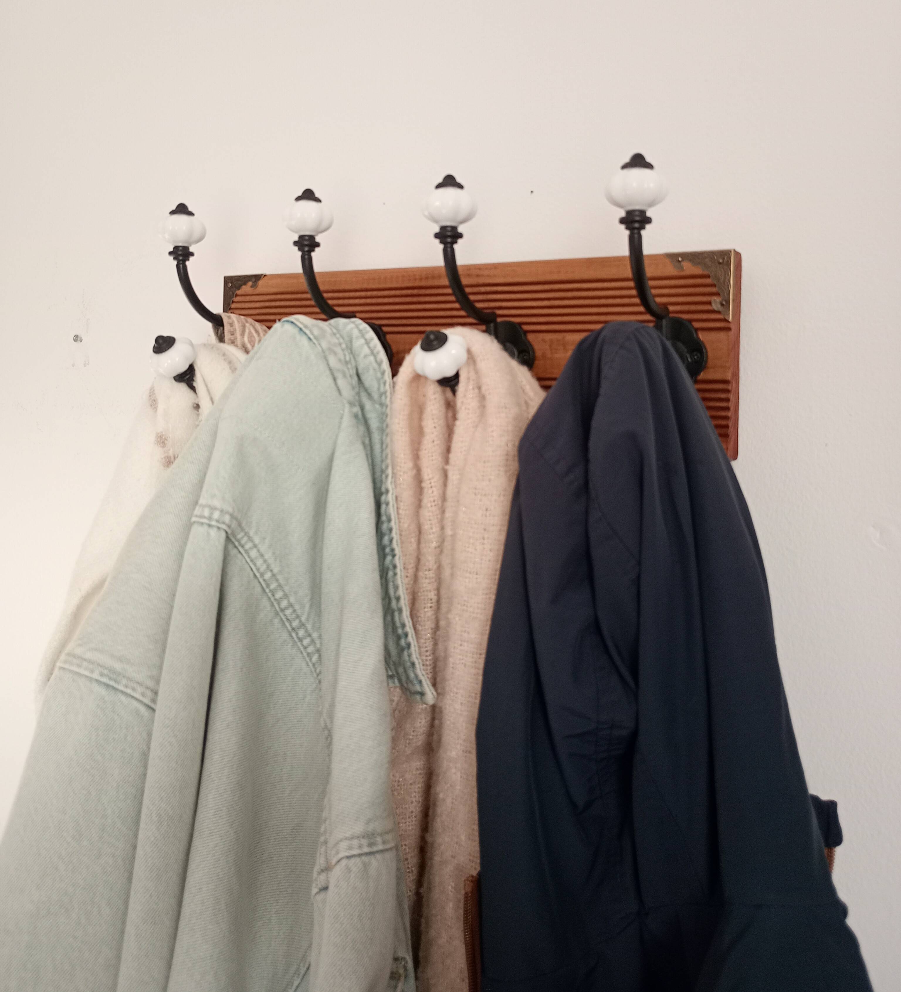 Vintage-style wall coat rack – 4 double hooks – 40 cm