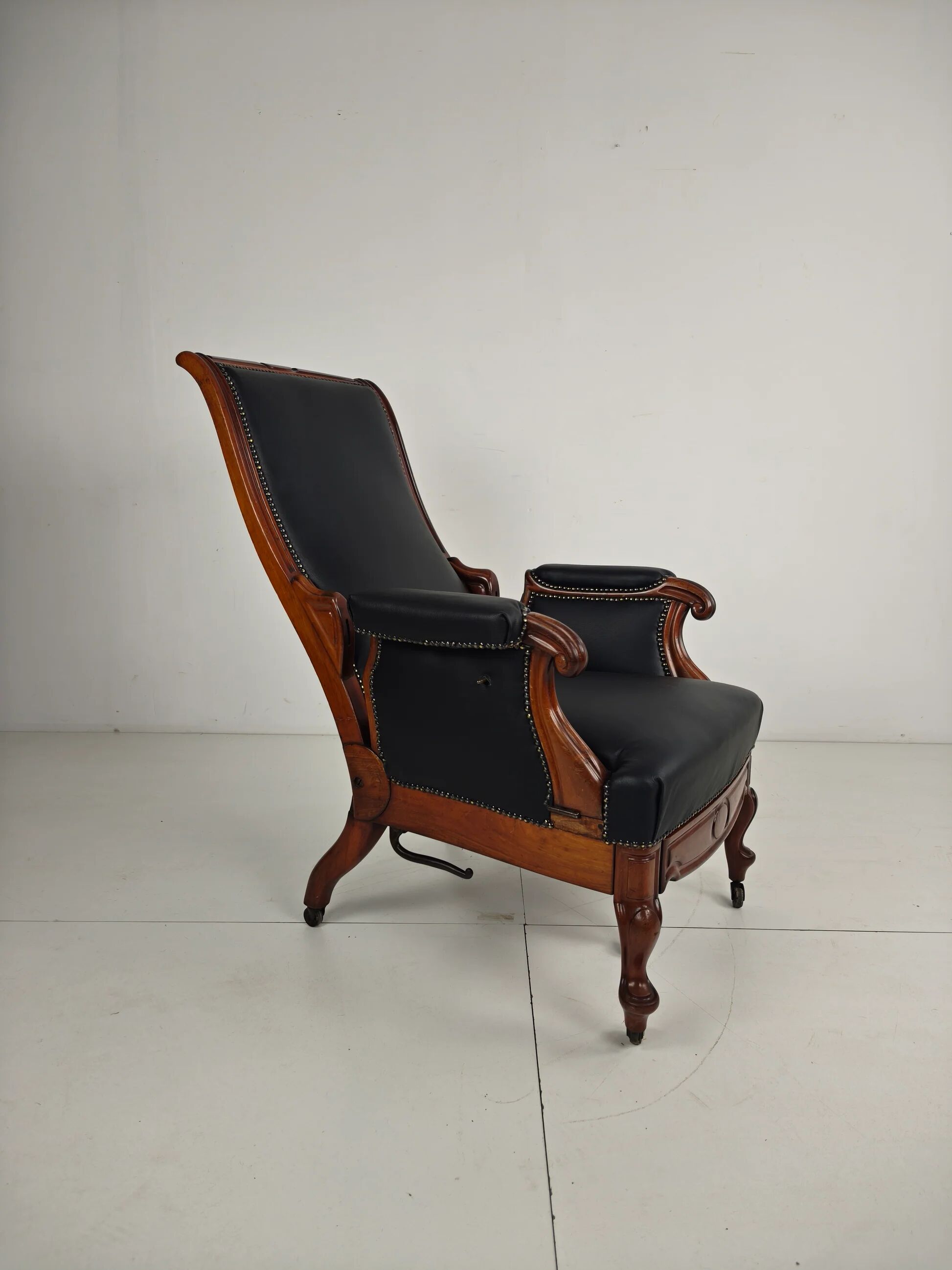 Fauteuil de bibliothèque ancien du XIXe siècle par Horrix – cuir noir