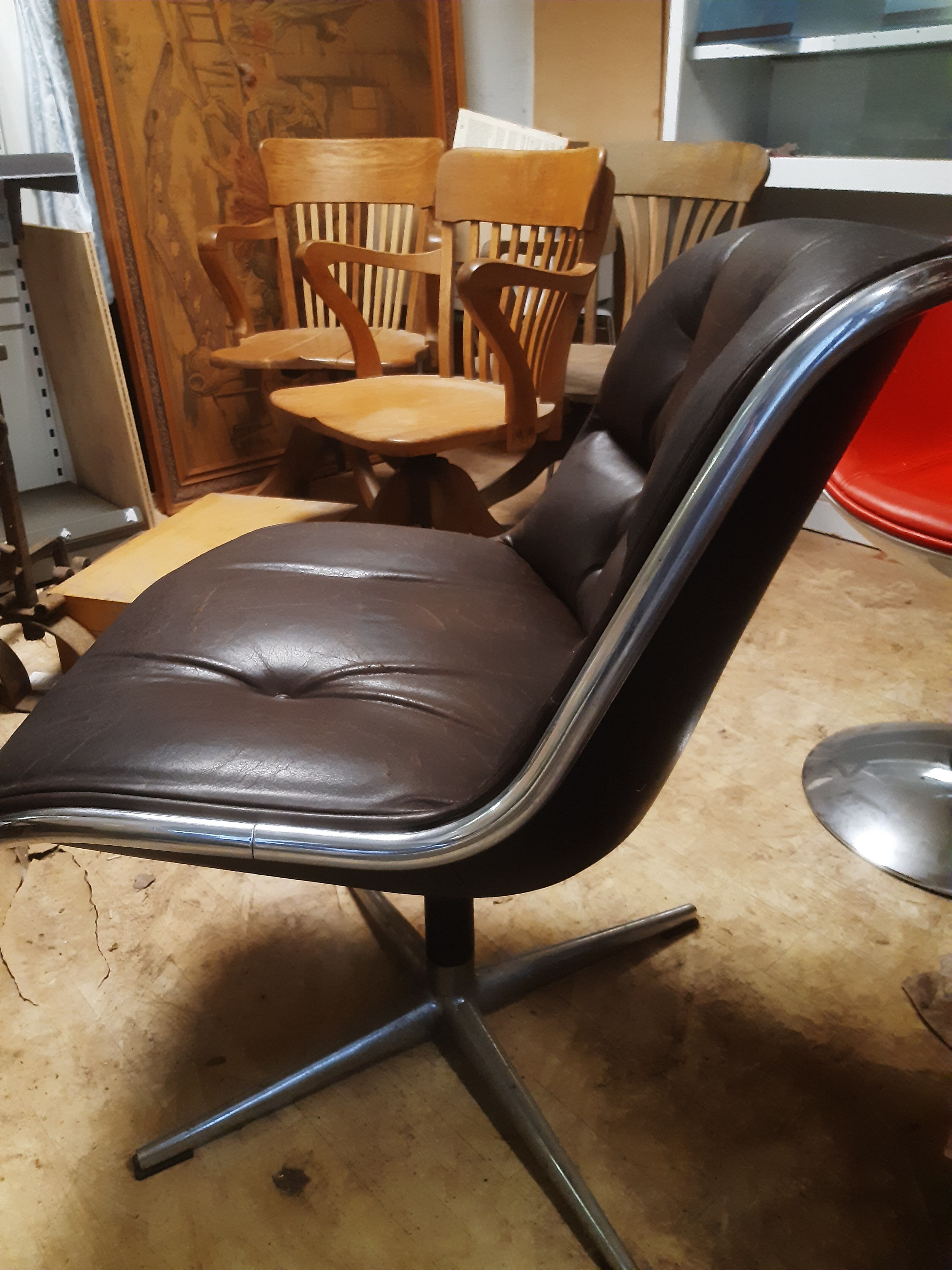 Charles Pollock armchair, Knoll edition